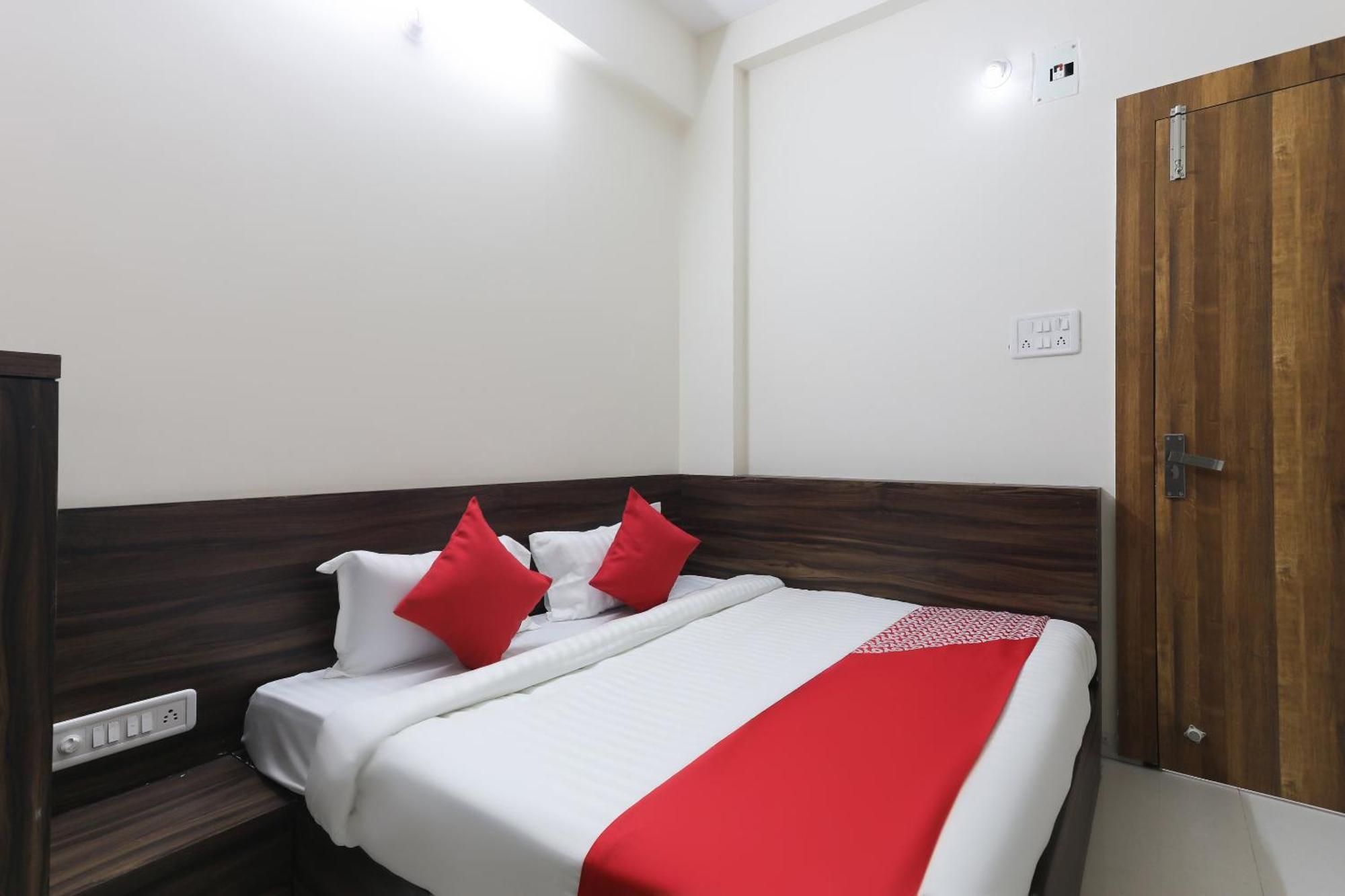 Hotel OYO 46617 La Flora Indore Exterior foto