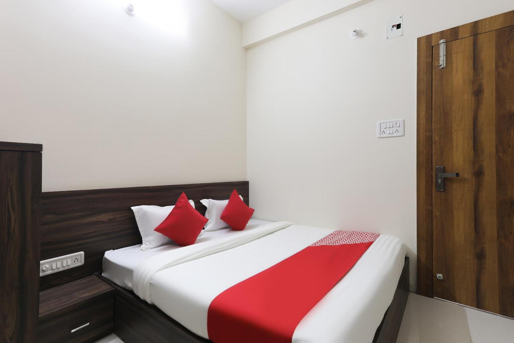 Hotel OYO 46617 La Flora Indore Exterior foto